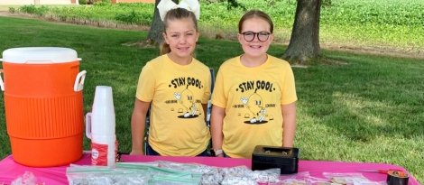 Two young girls selling lemonade at Teutopolis Dieterich Bank Branch.
